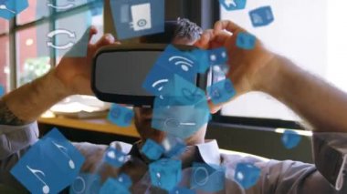 VR kulaklık kullanan bir adamın üzerine düşen mavi kutuların animasyonu. Koronavirüs covid 19 salgın konsepti dijital bileşimi sırasında karantinada sosyal uzaklık ve kendini izole etme