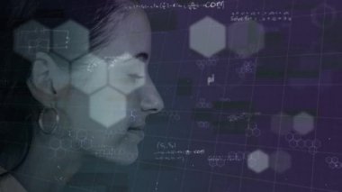 Veri işleme üzerine beyaz kadın profili animasyonu, arka planda istatistikler görülüyor. Genel halk sağlığı koronavirüsü Covid 19 salgın konsepti dijital bileşik.
