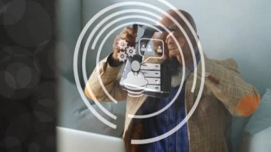 VR kulaklık kullanan bir adamın sosyal ikonlarının animasyonu. Koronavirüs covid 19 salgın konsepti dijital bileşimi sırasında karantinada sosyal uzaklık ve kendini izole etme