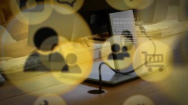 Evde dizüstü bilgisayar kullanarak çalışan bir kadının üzerinde uçan sosyal simgelerin animasyonu. Koronavirüs covid 19 salgın konsepti dijital bileşimi sırasında karantinada sosyal uzaklık ve kendini izole etme