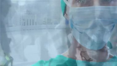 Arka planda yürüyen hızlı hareketli insanlar üzerine yüz maskesi takan bir doktorun animasyonu. Genel halk sağlığı koronavirüsü Covid 19 salgın konsepti dijital bileşik.