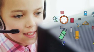 Bilgisayar kullanan, konuşan bir çocuğun okul simgelerinin canlandırılması. Koronavirüs covid 19 salgın konsepti dijital bileşimi sırasında karantinada sosyal uzaklık ve kendini izole etme