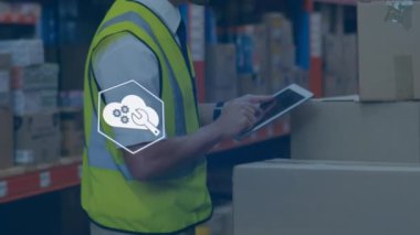 Depoda çalışan ve elinde kutu tutan bir adamın sosyal ikonlarının canlandırılması. Koronavirüs covid 19 salgın konsepti dijital bileşimi sırasında karantinada sosyal uzaklık ve kendini izole etme