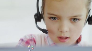 Bilgisayar kullanan bir kızla sosyal simgelerin animasyonu. Koronavirüs covid 19 salgın konsepti dijital bileşimi sırasında karantinada sosyal uzaklık ve kendini izole etme