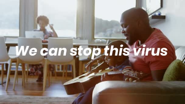 Анимирование Мужчины Мальчика Смешанной Расы Играющих Гитаре Текстом Изоляции Пандемический — стоковое видео
