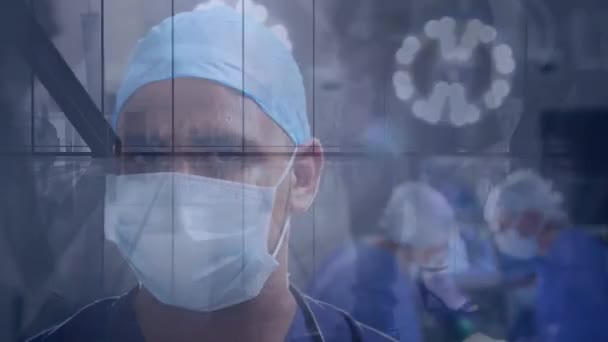 一个戴着面具的医生的动画 看着镜头在街上走来走去的快人 全球公共卫生Coronavirus Covid 19大流行病概念数字组合 — 图库视频影像