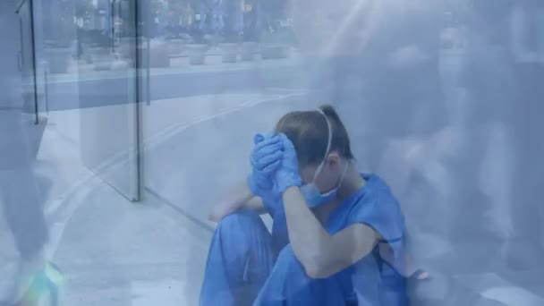 一个医生坐在医院走廊里 把头靠在街上行走的人身上的动画 全球公共卫生Coronavirus Covid 19大流行病概念数字组合 — 图库视频影像
