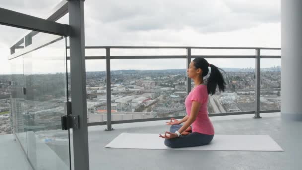 Las Palabras Quédense Casa Escritas Sobre Mujer Caucásica Meditando Salud — Vídeos de Stock