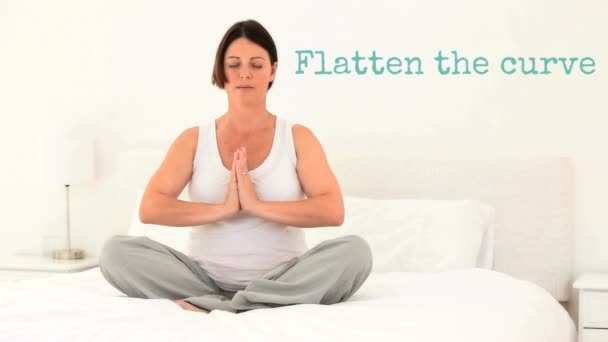 Las Palabras Aplanar Curva Con Mujer Caucásica Practicando Yoga Salud — Vídeo de stock
