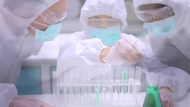 Animation Three Scientists Using Pipette Pouring Liquid Test Tubes Fast — Stock Video