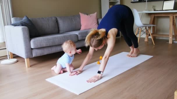 Words Stay Safe Kafkas Kadın Bebek Yoga Yaparken Halk Sağlığı — Stok video
