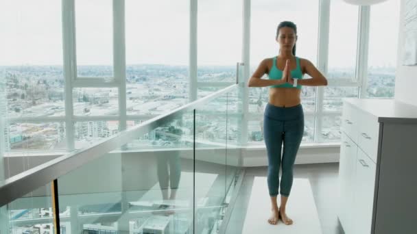 Virüsü Birlikte Durdurabiliriz Kafkasyalı Bir Kadın Yoga Yapıyordu Halk Sağlığı — Stok video