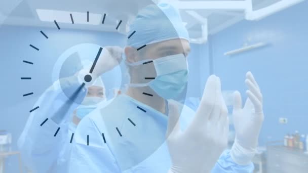 他の医者に保護服を着ている医者をチェックする時計のアニメーション グローバル公衆衛生コロナウイルスCovid 19パンデミックコンセプトデジタル複合体 — ストック動画