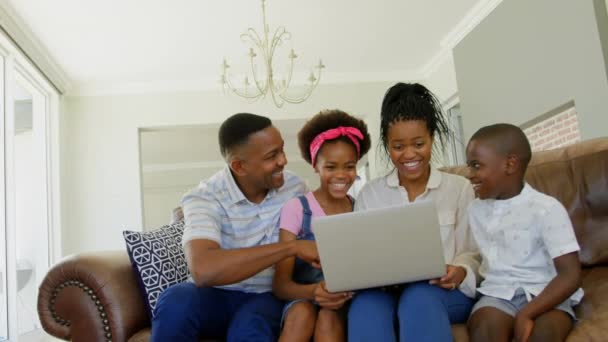 Palavras Fique Casa Escrito Sobre Família Raça Mista Usando Laptop — Vídeo de Stock