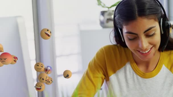 Animação Emojis Sobrevoando Uma Mulher Trabalhando Casa Usando Computador Fone — Vídeo de Stock