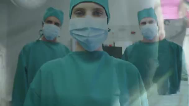 三个戴着口罩的医生在街上走来走去 看着摄像机的动画 全球公共卫生Coronavirus Covid 19大流行病概念数字组合 — 图库视频影像