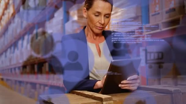 창고에서 태블릿을 사용하는 여성에 사회적 아이콘 애니메이션 코로나 바이러스가 유행하는 — 비디오
