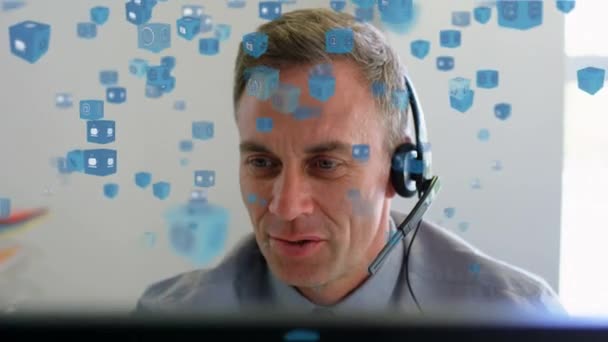コンピュータとヘッドセットを操作する男の上を飛ぶ青い箱のアニメーション コロナウイルスの間の隔離されたロックダウンにおける社会的距離と自己分離は 19の流行概念デジタル組成をCovid — ストック動画