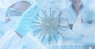 Yüz maskesi, koruyucu giysi, eldiven ve google giyen bir bilim adamının dijital çizimi, arka planda süzülen makro Coronavirus Covid-19 hücresinin üzerinde kollarını birleştiren bir doktor duruyor..