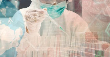 Yüz maskesi ve koruyucu kıyafet giyen bir bilim adamının dijital çizimi, eldivenler ve Google, veri işleme üzerinde bir pipet kullanarak, arka planda gösterilen istatistikler.