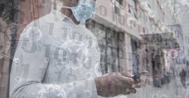 Yüz maskesi takan, caddede yürüyen, makro Coronavirus Covid-19 hücreleri üzerinde akıllı telefon kullanan, yüzen bir adamın dijital çizimi, veri işleme, arka planda görünen istatistikler.
