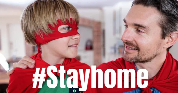 Λέξεις Stayhome Ένα Λευκό Άνδρα Και Γιος Του Φορώντας Κάπες — Φωτογραφία Αρχείου