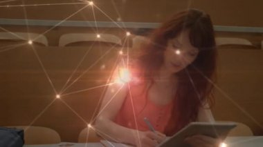 Dijital tablet kullanarak, Coronavirus Covid-19 yayılarak, kız öğrenci üzerinden bağlantı ağının animasyonu. Küresel salgın koronavirüs Covid 19 salgını sosyal uzaklık ve karantina tecrit konsepti dijital bileşimi.