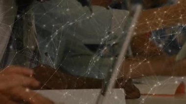 Masaların başında oturan öğrencilerin animasyonları, bağlantılar ağı, veri işleme ağı, arka planda gösterilen istatistikler üzerine yazılar. Eğitim kavramı dijital kompozit.