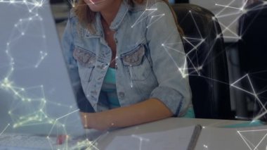 Ev bilgisayarından öğrenilen dizüstü bilgisayarla, Coronavirus Covid-19 yayılarak, kız öğrenci üzerinden bağlantı ağının animasyonu.