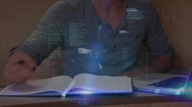 Diz üstü bilgisayar kullanan, not alan, evden öğrenen, Coronavirus Covid-19 yayılan kız öğrencinin veri işleme animasyonu. 