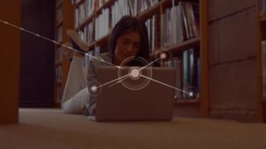 Ev bilgisayarından öğrenilen dizüstü bilgisayarla, Coronavirus Covid-19 yayılarak, kız öğrenci üzerinden bağlantı ağının animasyonu.