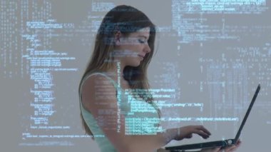 Ev bilgisayarından öğrenilen dizüstü bilgisayarla, Coronavirus Covid-19 yayılarak, kız öğrenci üzerinde veri işleme animasyonu.