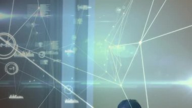 Veri işleme animasyonu, dizüstü bilgisayar kullanan, telefon kulaklığı takan, evden öğrenen, Coronavirus Covid-19 yayılan kız öğrenci ağı.. 