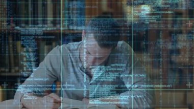 Erkek öğrenci kitaplarının evden öğrenilmesi ve Coronavirus Covid-19 'un yayılması üzerine veri işleme animasyonu.