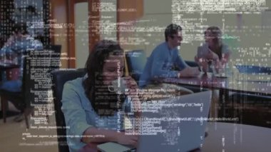 Bir grup öğrencinin kafeteryada dizüstü bilgisayar kullanması, veri işleme hakkında konuşması, arka planda gösterilen istatistikler.