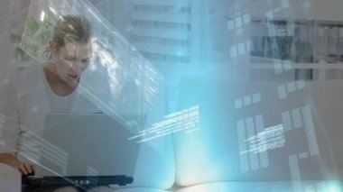 Bilgisayarla bilgisayardan öğrenme, gülümseme, Coronavirus Covid-19 yayılımı gibi mutlu kız öğrencilerin veri işleme çalışmalarının animasyonu. 