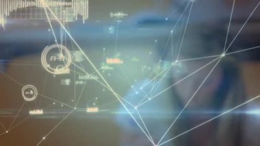 Masaların başında oturan öğrencilerin animasyonları, bağlantılar ağı, veri işleme ağı, arka planda gösterilen istatistikler üzerine yazılar. Eğitim kavramı dijital kompozit.