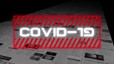 Gazete baskısı üzerine kırmızı çerçeveli Covid-19 kelimesinin animasyonu. Finans sektörü borsası küresel veri işleme kavramı dijital olarak oluşturulmuş görüntü.