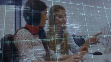 Veri işleme üzerinde bilgisayar kullanan iki kadının animasyonu, arka planda istatistikler görülüyor. Küresel salgın koronavirüs Covid 19 salgını sosyal uzaklık ve karantina tecrit konsepti dijital bileşimi.