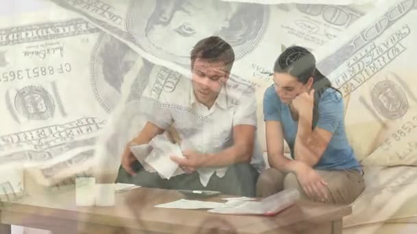 Animação Casal Caucasiano Discutindo Segurando Papéis Sobre Notas Dólar Americano — Vídeo de Stock