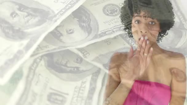 一个女人喘息的动画 捂住她的嘴在美元钞票上打转 金融业务股票市场全球数据处理概念数字生成的图像 — 图库视频影像
