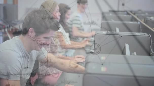 机に座っている学生のアニメーション 接続のWeb上のコンピュータを使用して データ処理 背景に表示される統計 教育コンセプトデジタル複合 — ストック動画