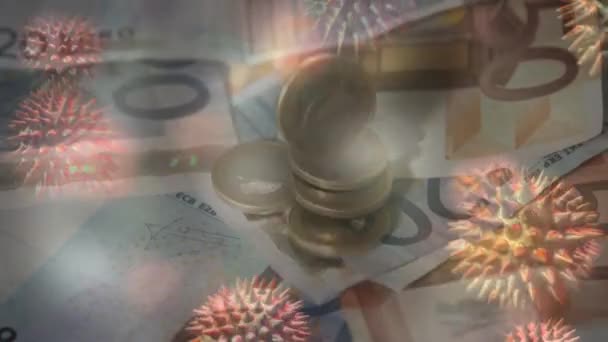 ユーロ紙幣や硬貨の上に浮かぶマクロCovid 19細胞のアニメーションがテーブルの上に落ちる 金融事業株式市場グローバルデータ処理の概念デジタル生成画像 — ストック動画