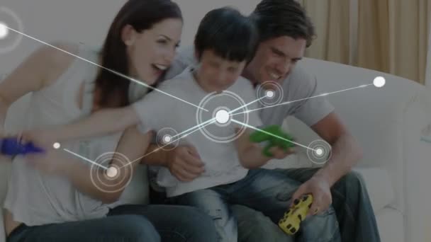 一个白人家庭坐在沙发上 玩电子游戏 在背景中的连环网上使用游戏垫的动画 — 图库视频影像