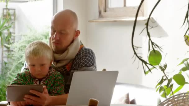 Orden Stayhome Med Vit Man Och Pojke Som Använder Laptop — Stockvideo