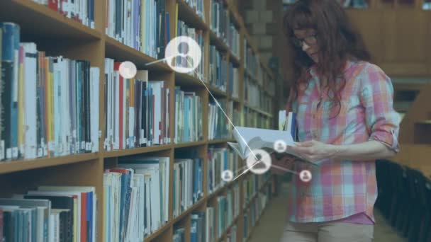 Animación Una Mujer Leyendo Libro Través Una Red Conexiones Fondo — Vídeos de Stock