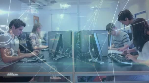 Animación Estudiantes Sentados Escritorios Utilizando Computadoras Través Una Red Conexiones — Vídeo de stock