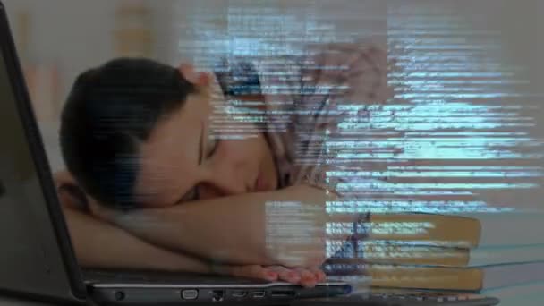 ノートパソコンの横にある机の上に昼寝をしている疲れた女子学生に対するデータ処理のアニメーションと家庭から学ぶ本のスタック コロナウイルスCovid 19の普及 — ストック動画