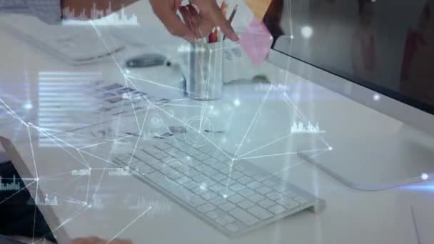 Анимация Пары Сидящей Столом Обсуждающей Используя Ноутбук Через Сеть Связи — стоковое видео