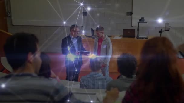 교실에서 학생들의 애니메이션 선생님 배경에 대화를 나누는 디지털 — 비디오